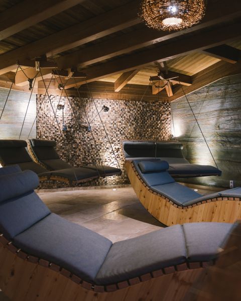 Raum der Erde mit gemütlichen Liegen und Licht am Abend