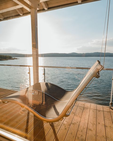 Raum der Erde mit gemütlichen Liegen und Licht am Abend