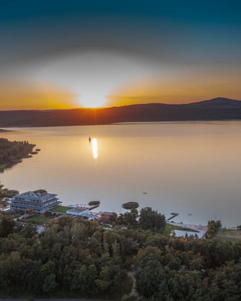 Blick auf das Hotel und den See aus einer Vogelperspektive bei Schnee