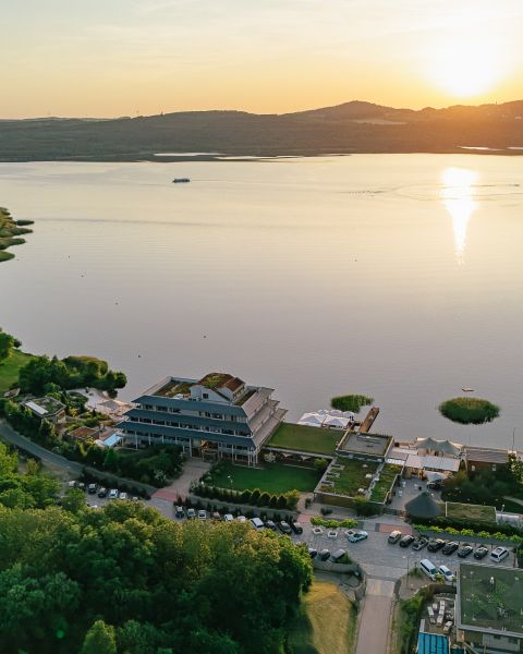 Paar mit Füßen am Kamin