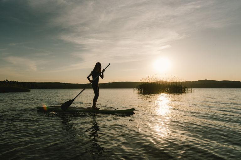 Dame auf dem SUP auf dem Berzdorfer See