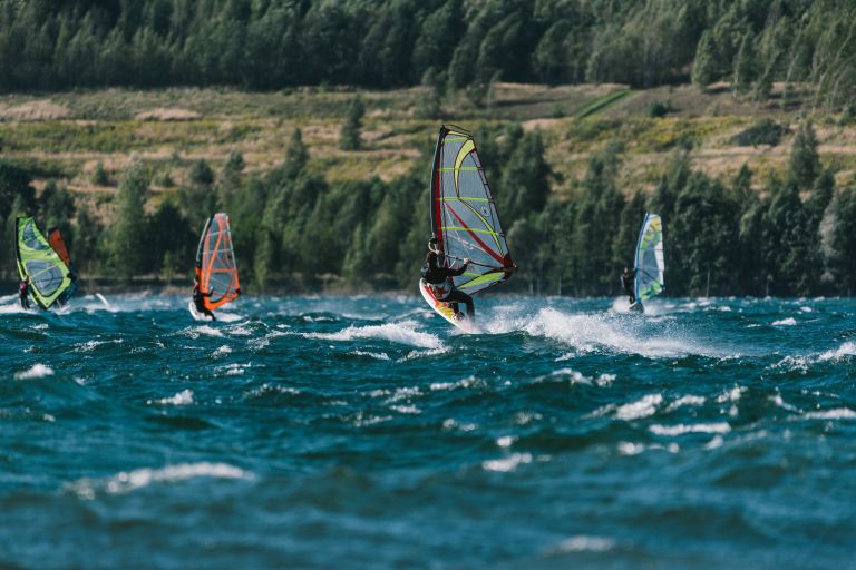 Blick auf Windsurfer auf dem Berzdorfer See