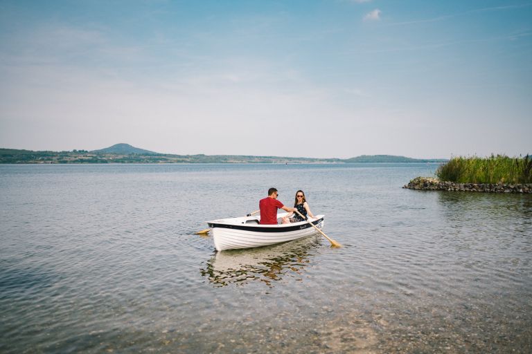 Pärchen in einem Ruderboot