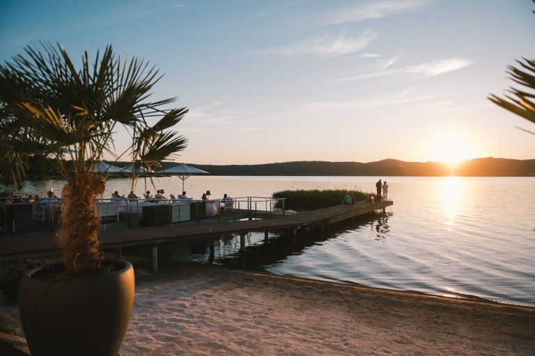 Seeterrasse mit Sonnenuntergang
