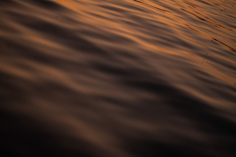leichte Wellen beim Sonnenuntergang