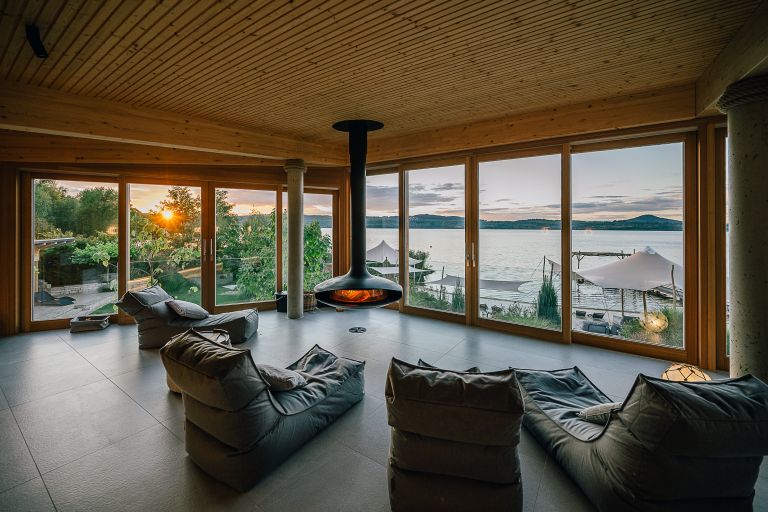 Blick auf den Kamin und den See vom Ruheraum 'Raum der Luft'