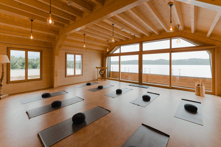 Blick auf bereitgestellte Yoga-Matten im Yoga-Loft