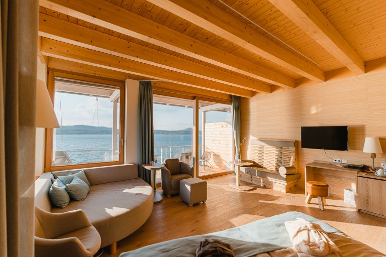 Blick auf die Sitz- und Kuschelecke in der  Panorama Suite Wellness