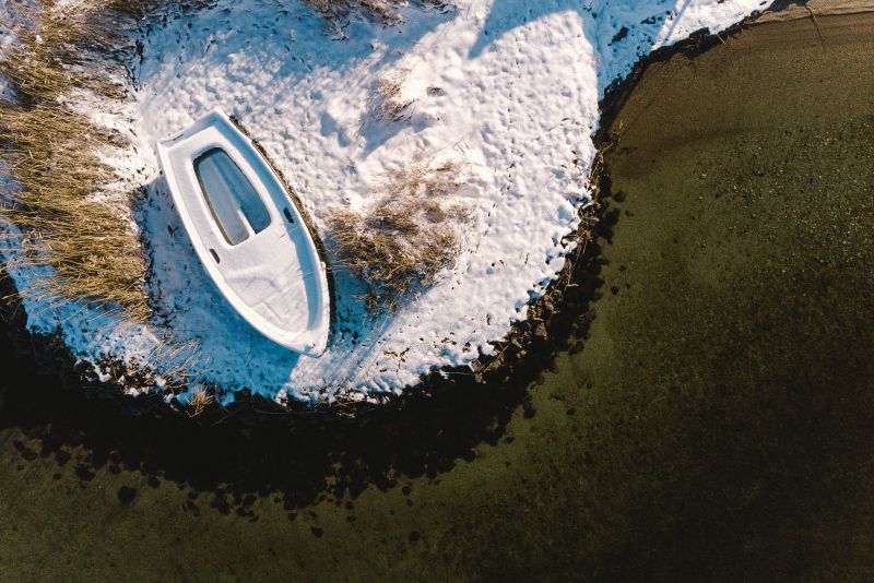 Blick auf eine Doppelhängeliege und den See auf dem Balkon des Luxus Refugium