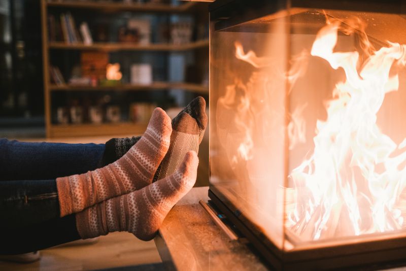 Paar sitzt bei Sonnenuntergang auf dem Steeg 