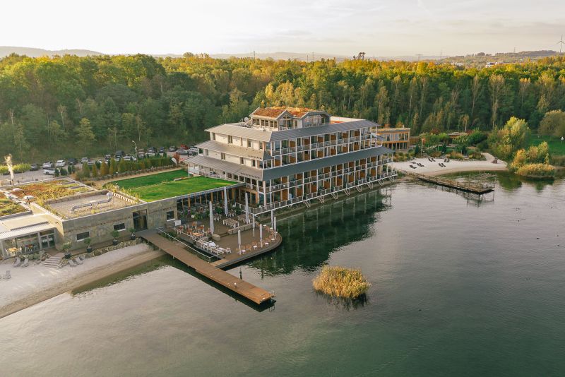 Blick auf das Hotel und den See bei Sonnenuntergang