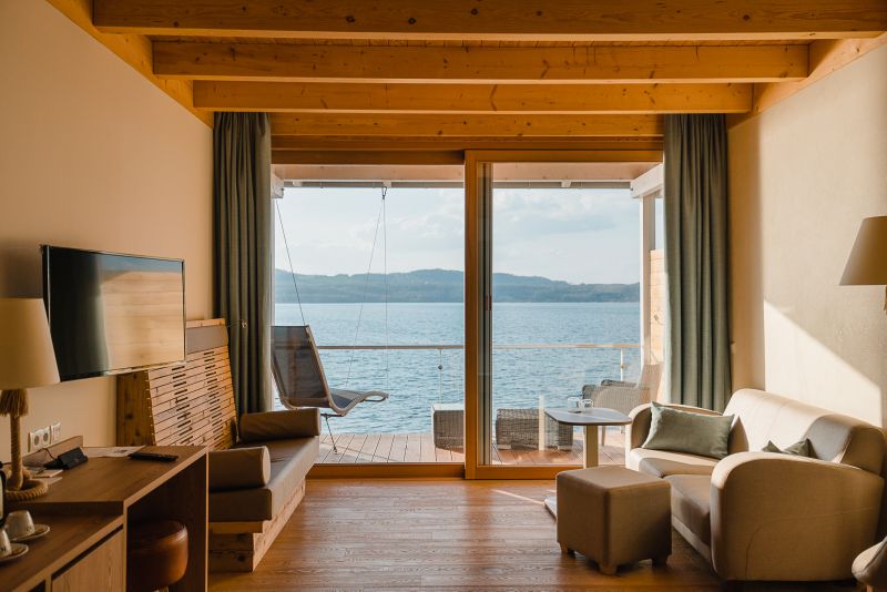 Blick auf das Hotel und den See aus der Vogelperspektive mit Schnee