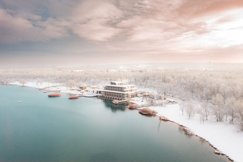 Blick auf das Hotel und den See bei Sonnenuntergang