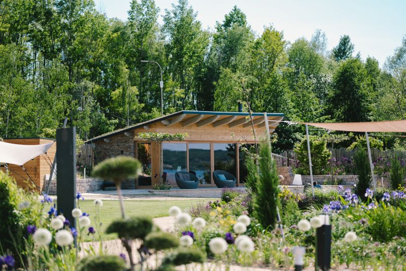 Blick auf den Ruheraum 'Raum der Erde' und den Sauna-Strand-Garten