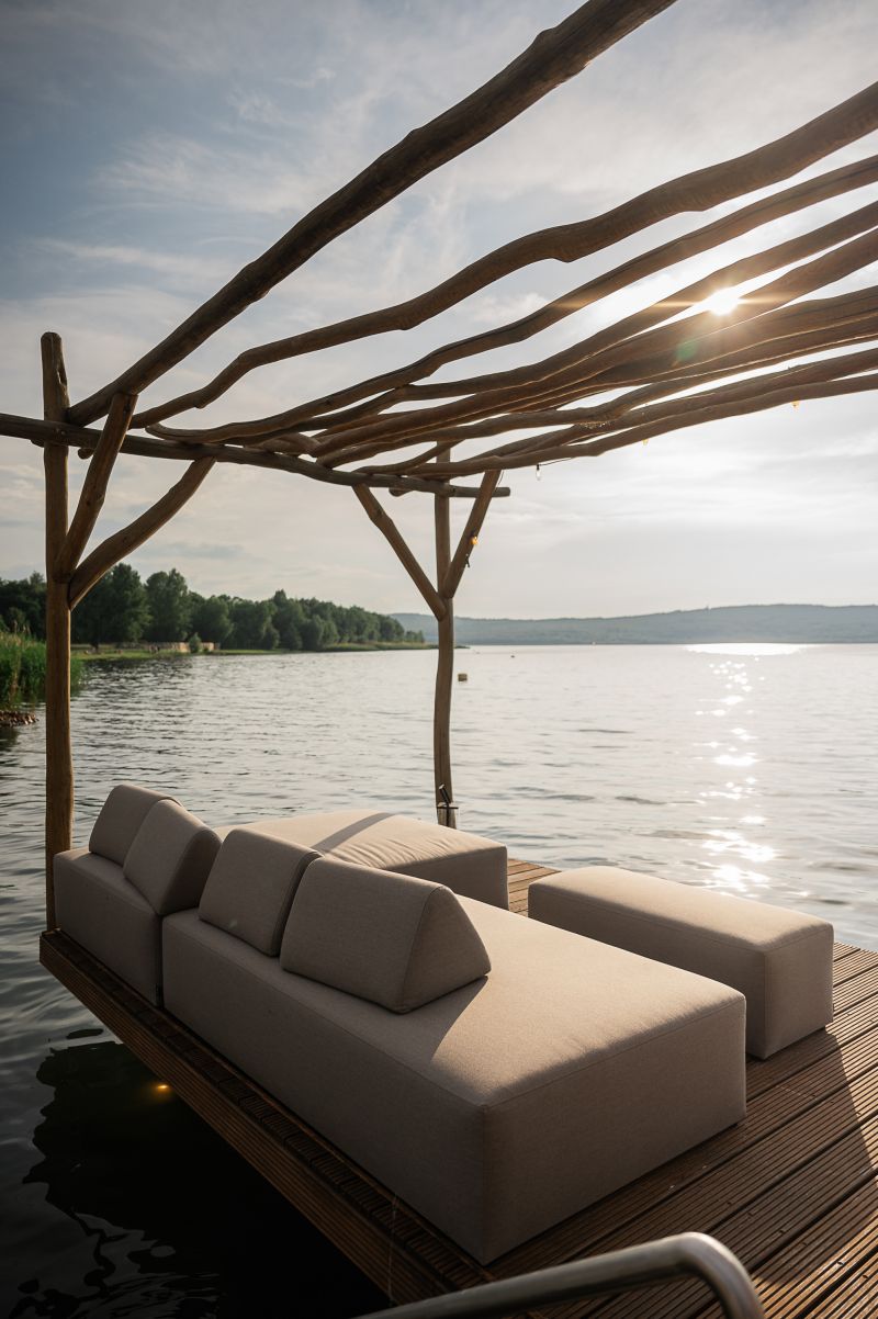 Lounge über dem Wasser auf dem See-Steg