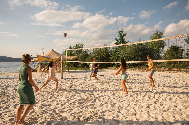 Beachvolleyball am See