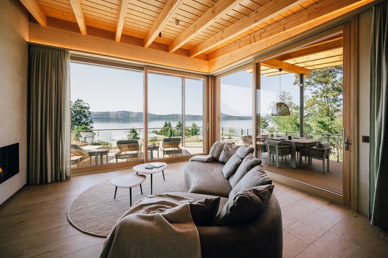 Blick in den Wohnraum Ferienwohnung SeeLuft mit Blick über den See