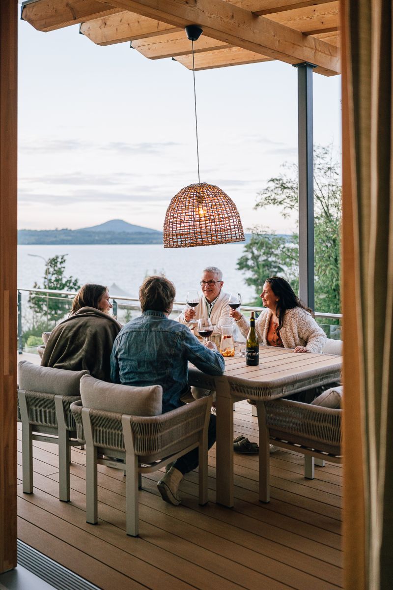 Gruppe am Tisch auf dem Balkon SeeLuft mit Blick auf den See