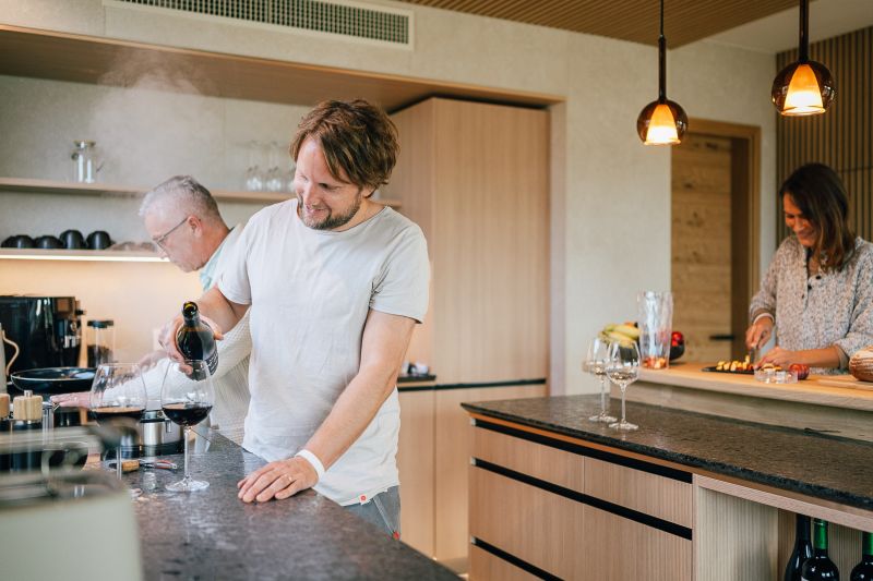 Gruppe beim Kochen in der voll ausgestatteten Küche