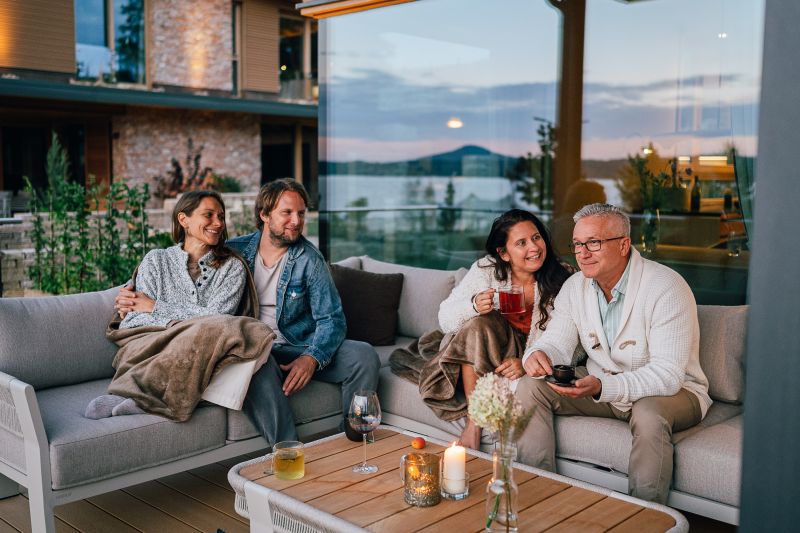 Gruppe am Abend auf der Terasse der Ferienwohnung SeeTerrain in der Sitzecke
