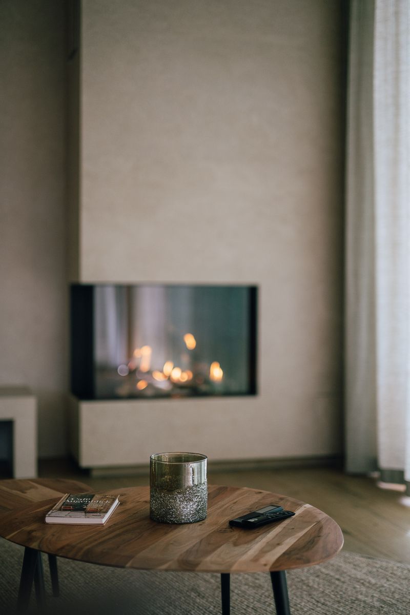 Detailfoto Wohnbereich Ferienhaus SeeLuft mit Blick auf den Kamin