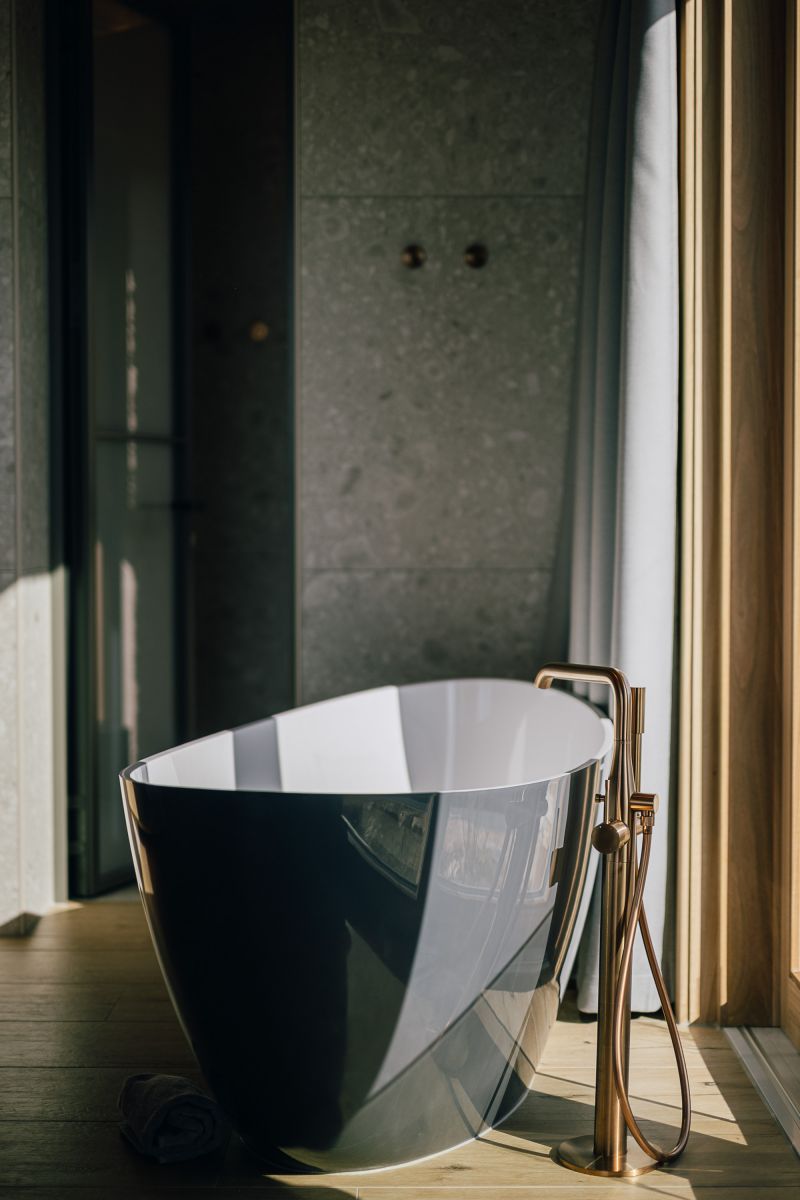 Detailfoto freistehende Badewanne im Masterschlafzimmer Ferienhaus SeeLuft
