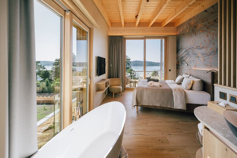 Blick in das Masterschlafzimmer im Ferienhaus SeeLuft mit privater, freistehender Badewanne