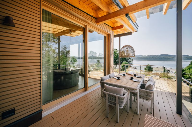 Balkon SeeLuft mit gedecktem Tisch und Blick auf den See