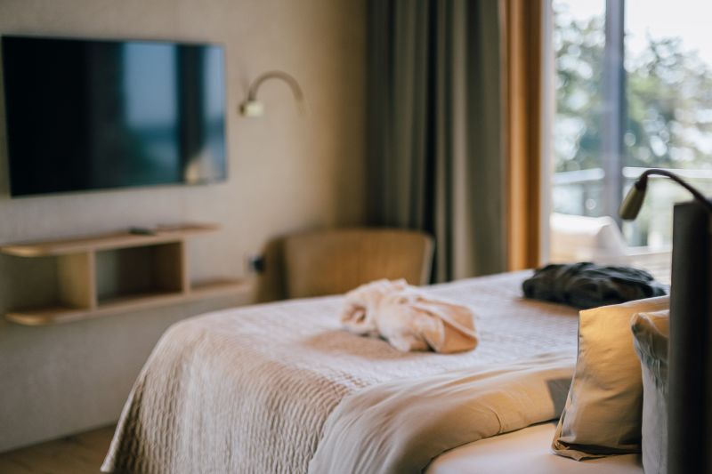 Schlafzimmer SeeLuft mit Bett und Bademänteln