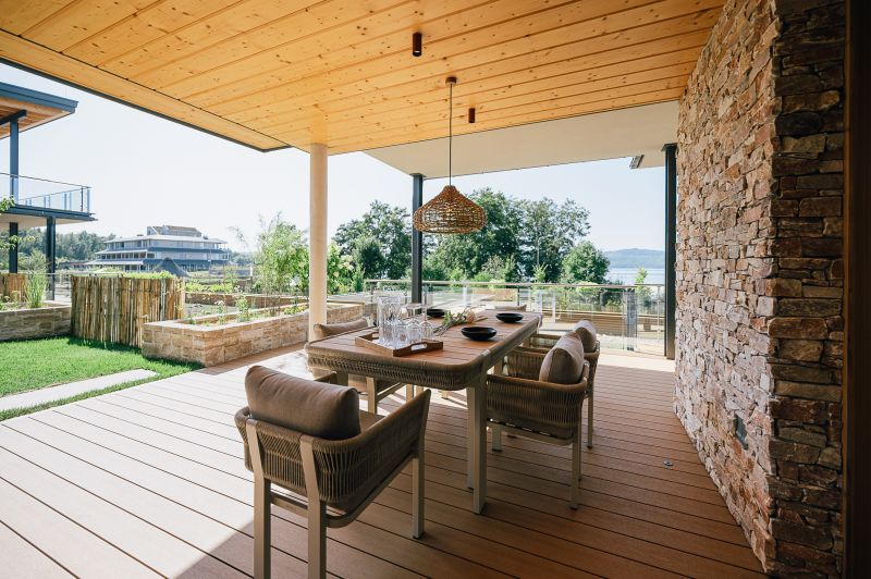 Terrasse Ferienhaus SeeTerrain mit gedecktem Esstisch