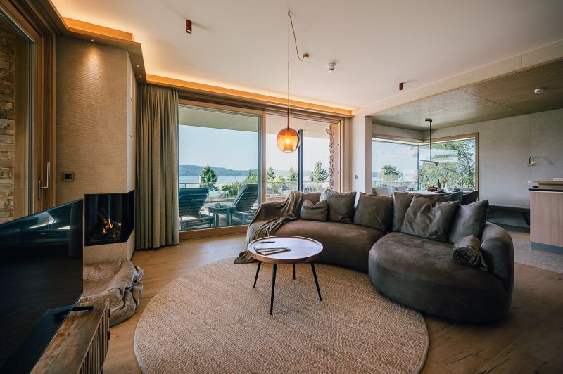 Blick in den Wohnraum Ferienwohnung SeeTerrain mit Blick über den See