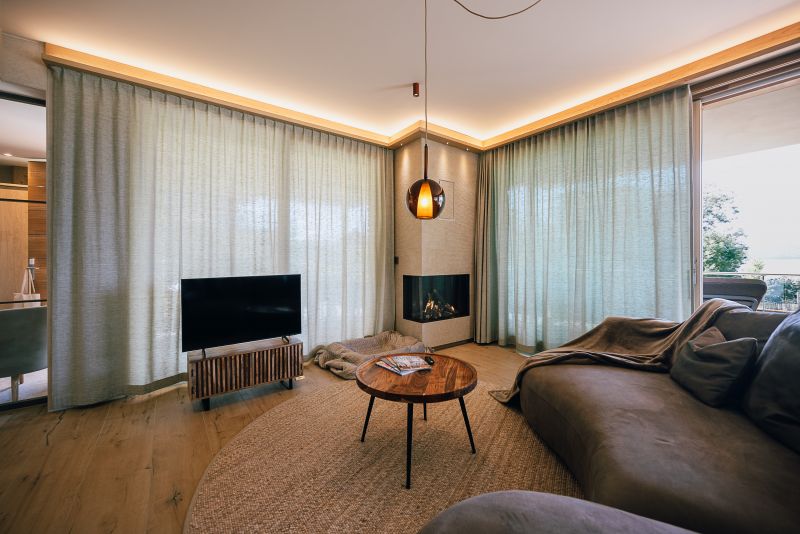 Blick in den Wohnbereich Ferienwohnung SeeTerrain mit Blick auf den Kamin 