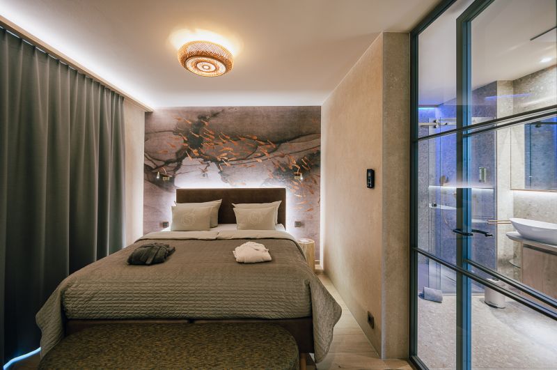 Blick in das 2. Schlafzimmer Ferienwohnung SeeTerrain mit Bad auf der rechten Seite