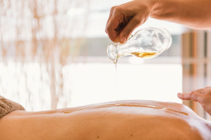 Blick auf den Kamin und den See vom Ruheraum 'Raum der Luft'