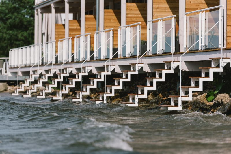 Naturhotel mit Treppen in den See vom Zimmer aus