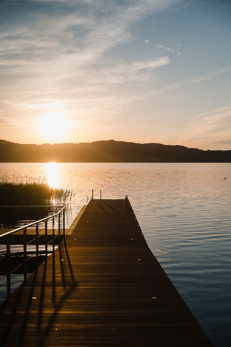 Blick auf den Sonnenuntergang vom Restaurantsteg