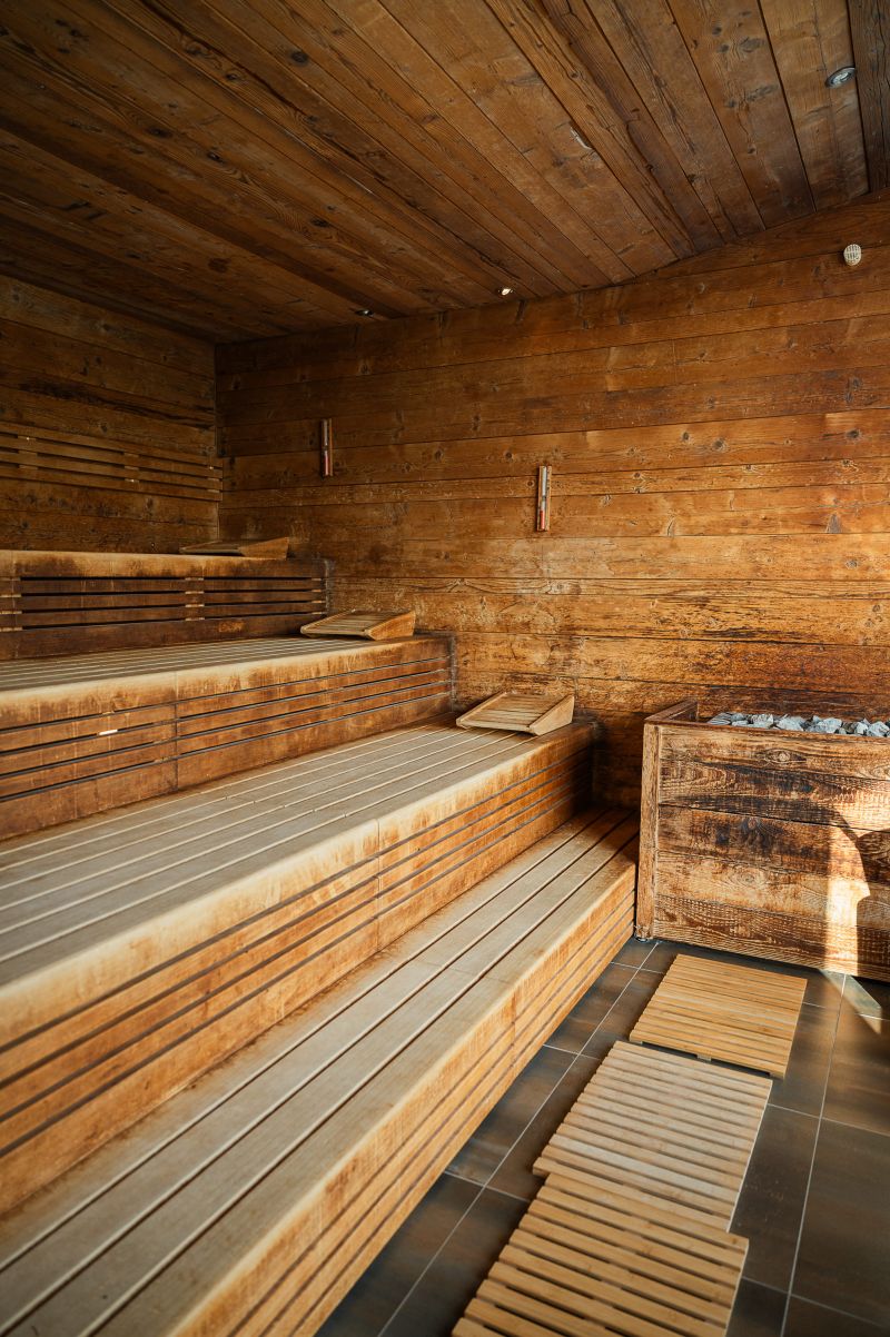 Blick auf die Liegen in der Finnischen Sauna