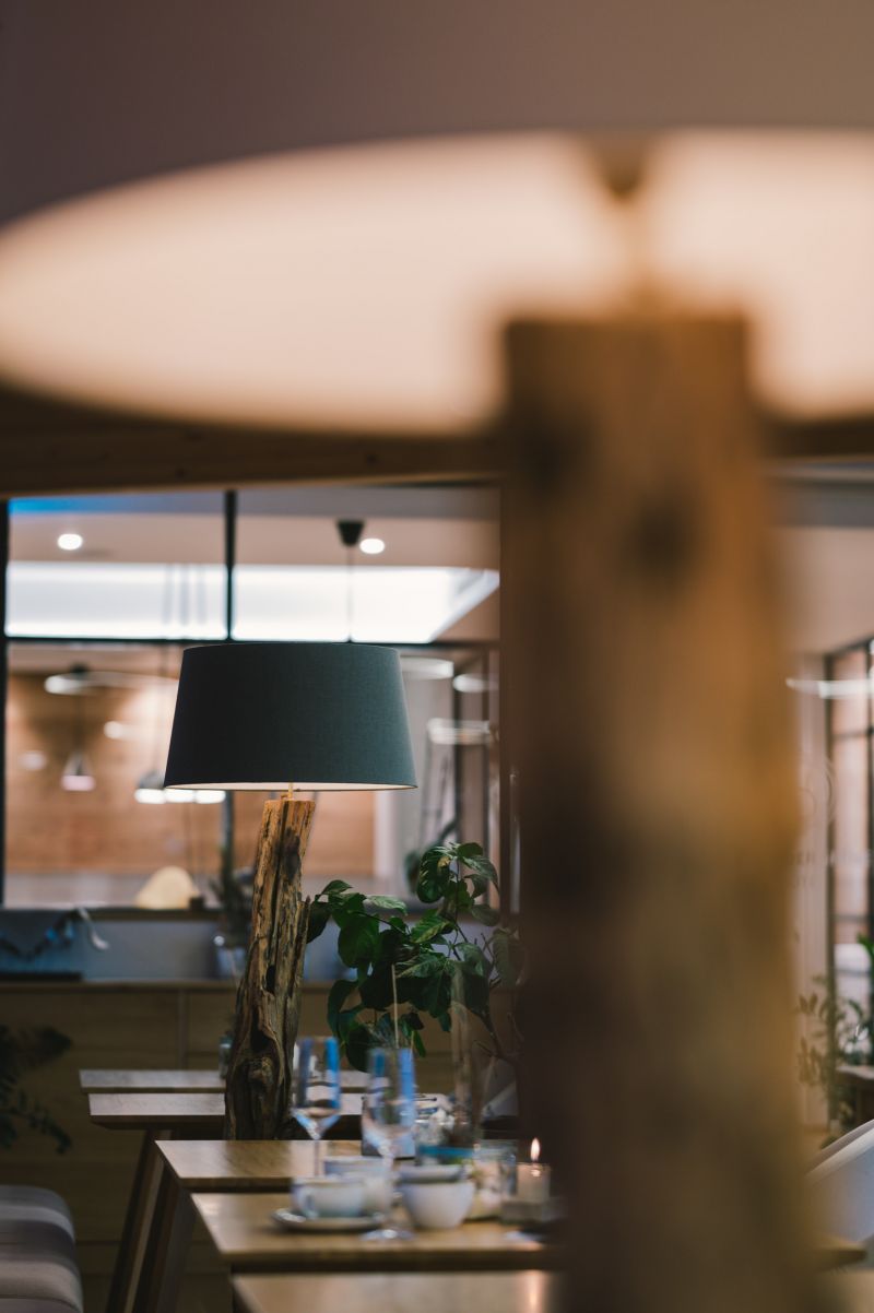 Eingedeckte Tische an der Seite imm Restaurant 