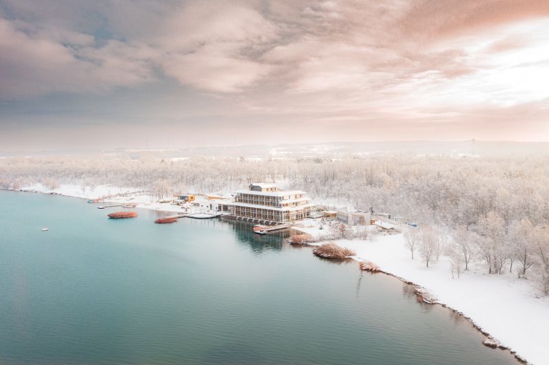 Blick auf die Insel der Sinne von oben bei Winter