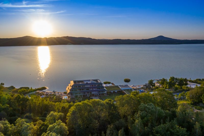 Blick auf das Hotel bei Sonnenuntergang