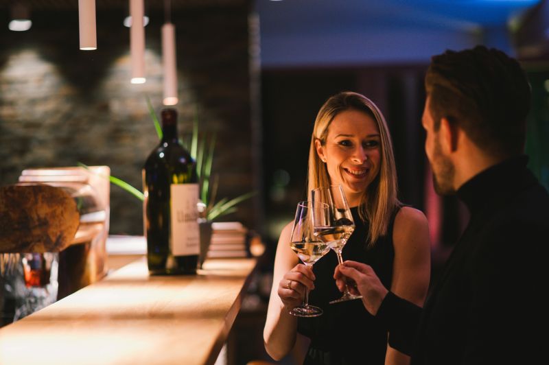 Pärchen stößt an der Restaurant Bar an