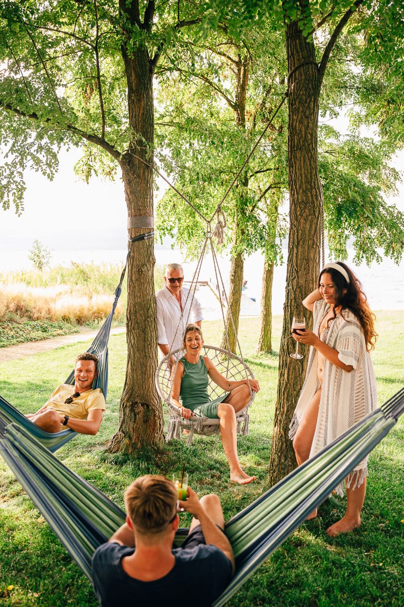 Gruppe in den Hängeliegen auf dem Sportstrand