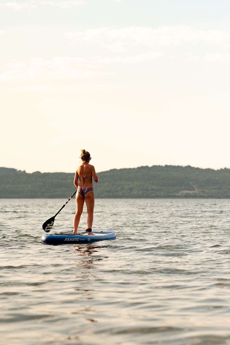 Frau auf einem SUP Board auf dem See