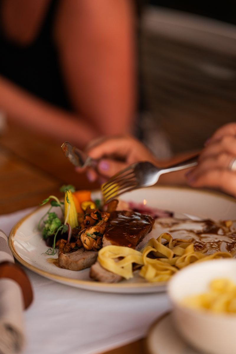 Tellergericht mit Fleisch und Soße