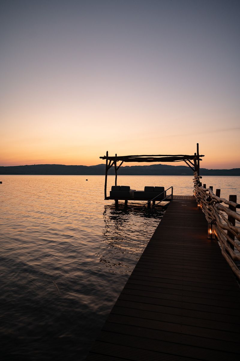 Blick auf die Liegen auf dem Steg des Saunastrandes