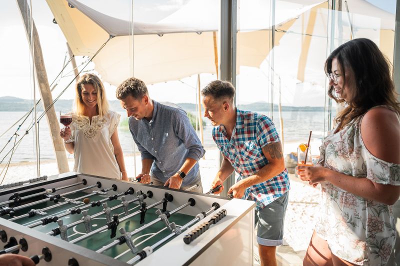Menschen beim Tischkickern