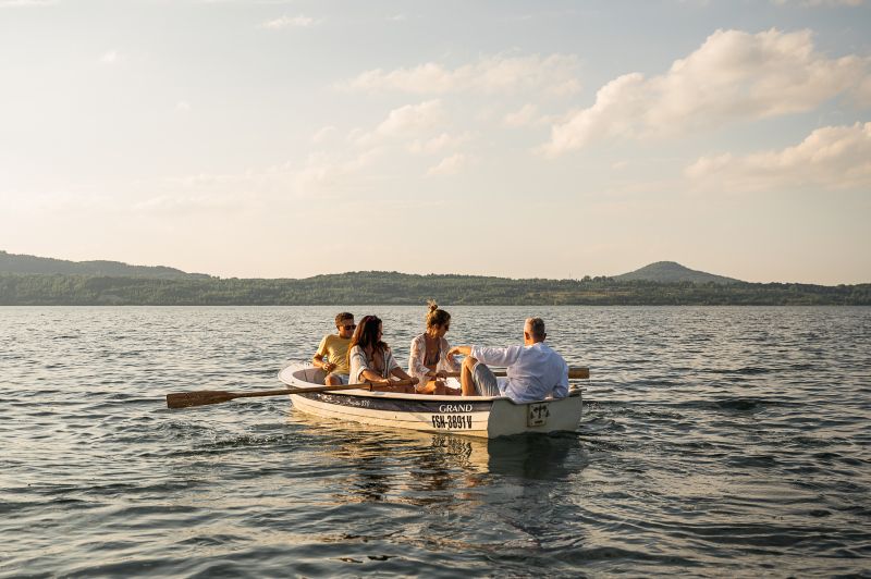 kleine Gruppe in einem Paddelboot