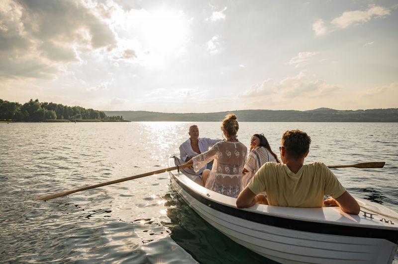 kleine Gruppe in einem Ruderboot auf dem See