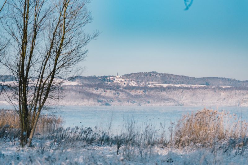 Blick auf den See bei Winter