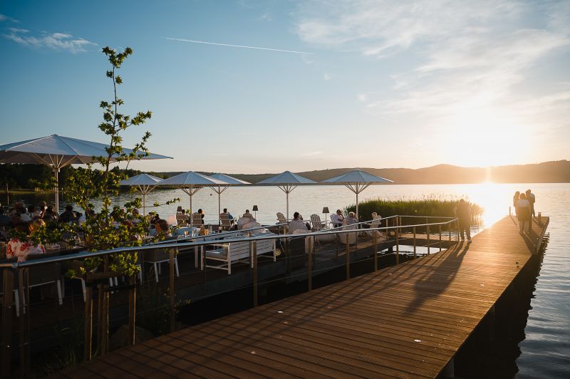 Blick auf die Restaurantterrasse bei leichtem Sonnenuntergang